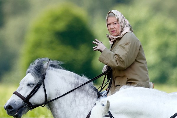 A Rainha Elizabeth II em paseio de cavalo nos jardins do Castelo de Windsor (Foto: Getty Images)