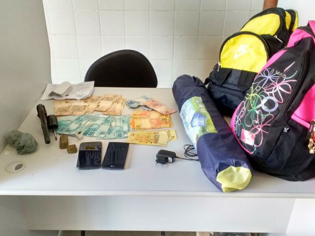 Polícia encontrou dinheiro, drogas e armas com suspeitos na Bahia (Foto: Blog do Sigi Vilares)
