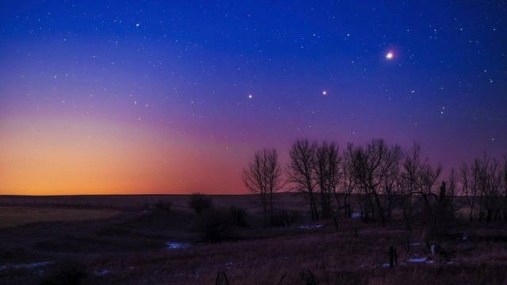 Da esquerda para a direita, o trio Saturno, Marte e Júpiter ao amanhecer em Alberta, Canadá; esta imagem é uma composição de exposições múltiplas — Foto: Getty Images via BBC