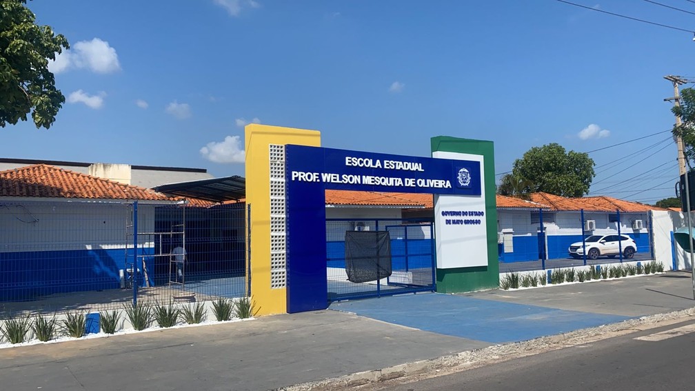 Escola onde menino que morreu estudava suspendeu aulas e colocou uma bandeira preta no portão — Foto: Rafael Medeiros/TVCA