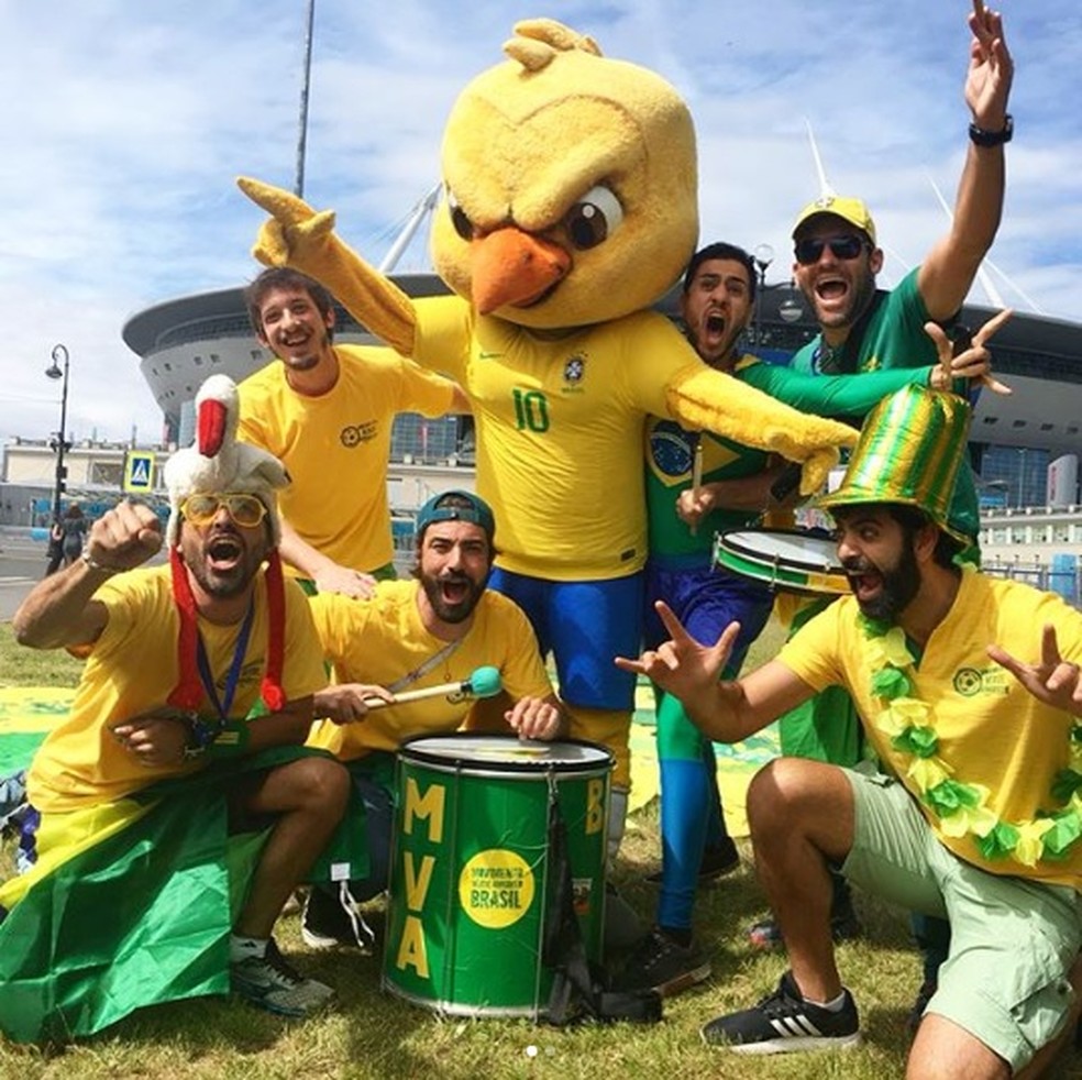 Luiz (de boné verde, agachado na frente do Canarinho) é o autor do hit que explodiu na Copa da Rússia (Foto: Lucas Figueiredo/CBF)