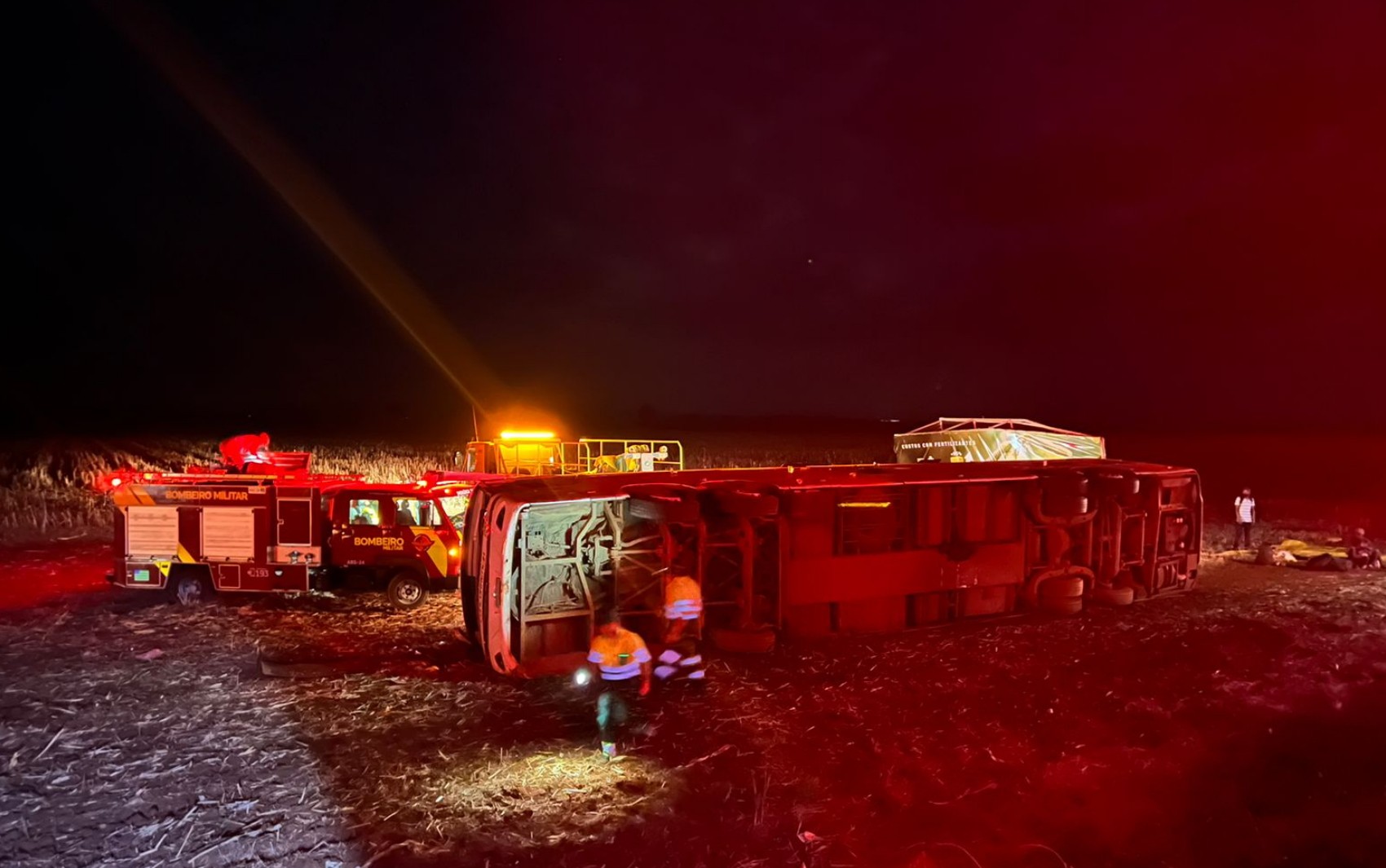 Ônibus tomba e deixa mortos e feridos na BR-153, em Uruaçu