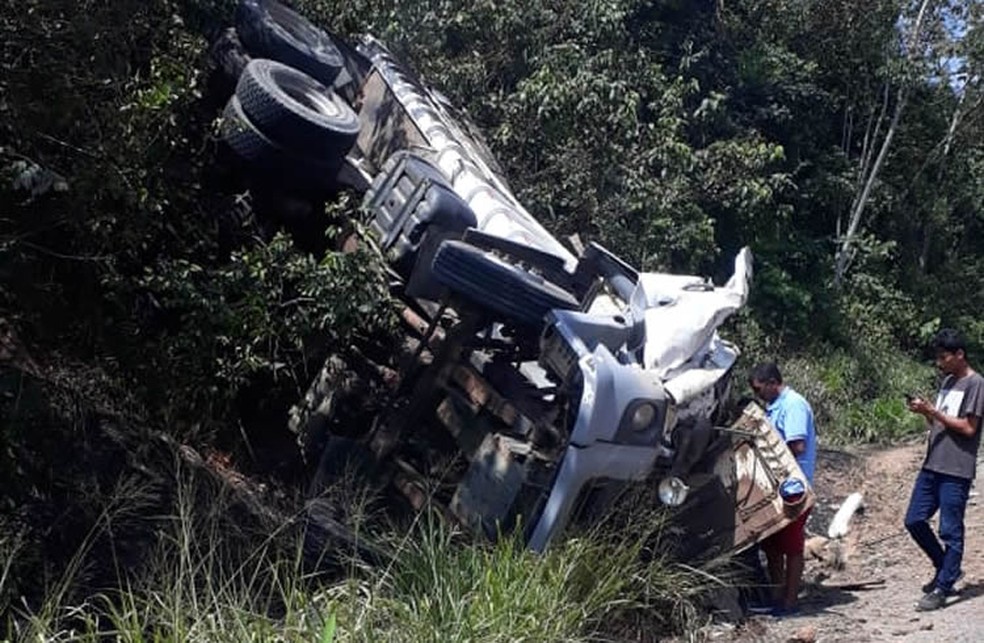 Carreta foi parar na área verde do acostamento da BR-101, em São Miguel dos Campos, Alagoas — Foto: Via Alagoas