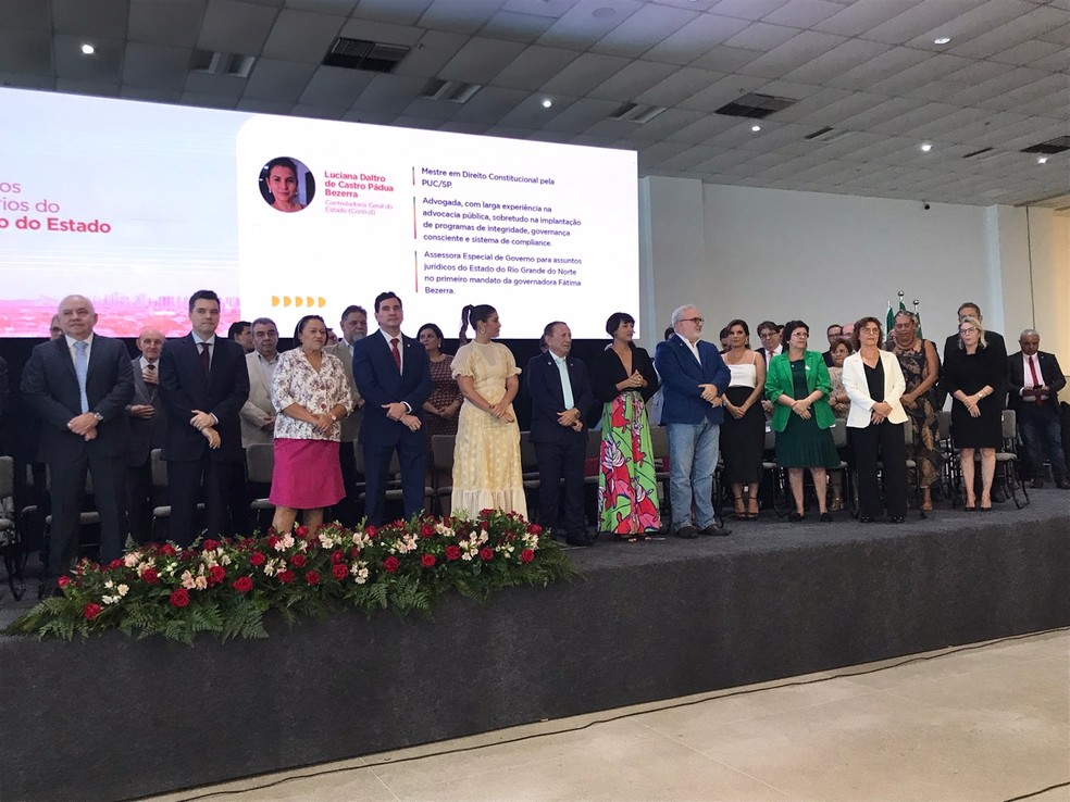 Ao lado de aliados políticos, Fátima empossou os secretários do RN para segundo mandato — Foto: Geraldo Jerônimo