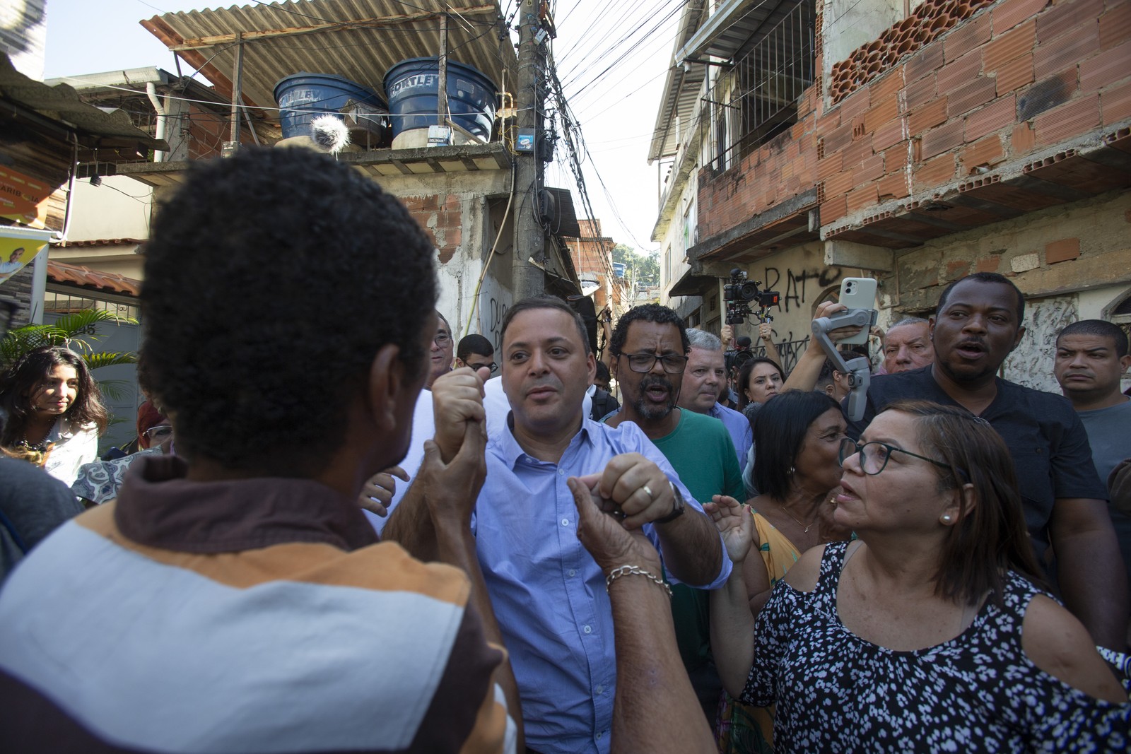 Rodrigo Neves fez corpo a corpo na comunidade Vila Ipiranga, em Niterói — Foto: Alexandre Cassiano/Agência O Globo/16-08-2022