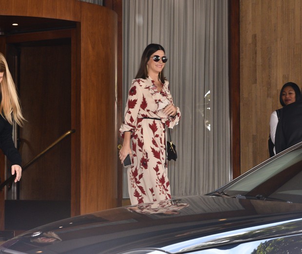 Sandra Bullock deixa hotel em São Paulo (Foto: Leo Franco/AgNews)