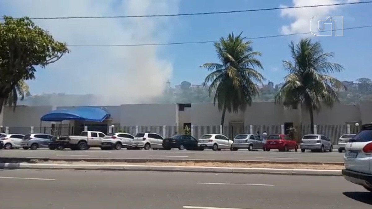 Incêndio atinge vegetação no Santo Antônio Além do Carmo, em Salvador - G1