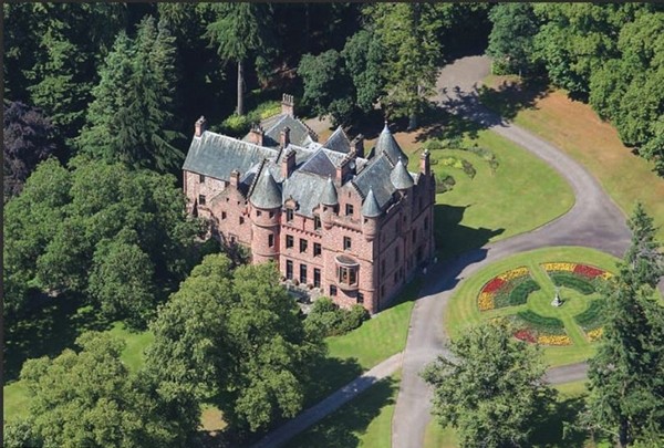 Castelo escocês em que Swift está interessada (Foto: Reprodução/CascadeNews)