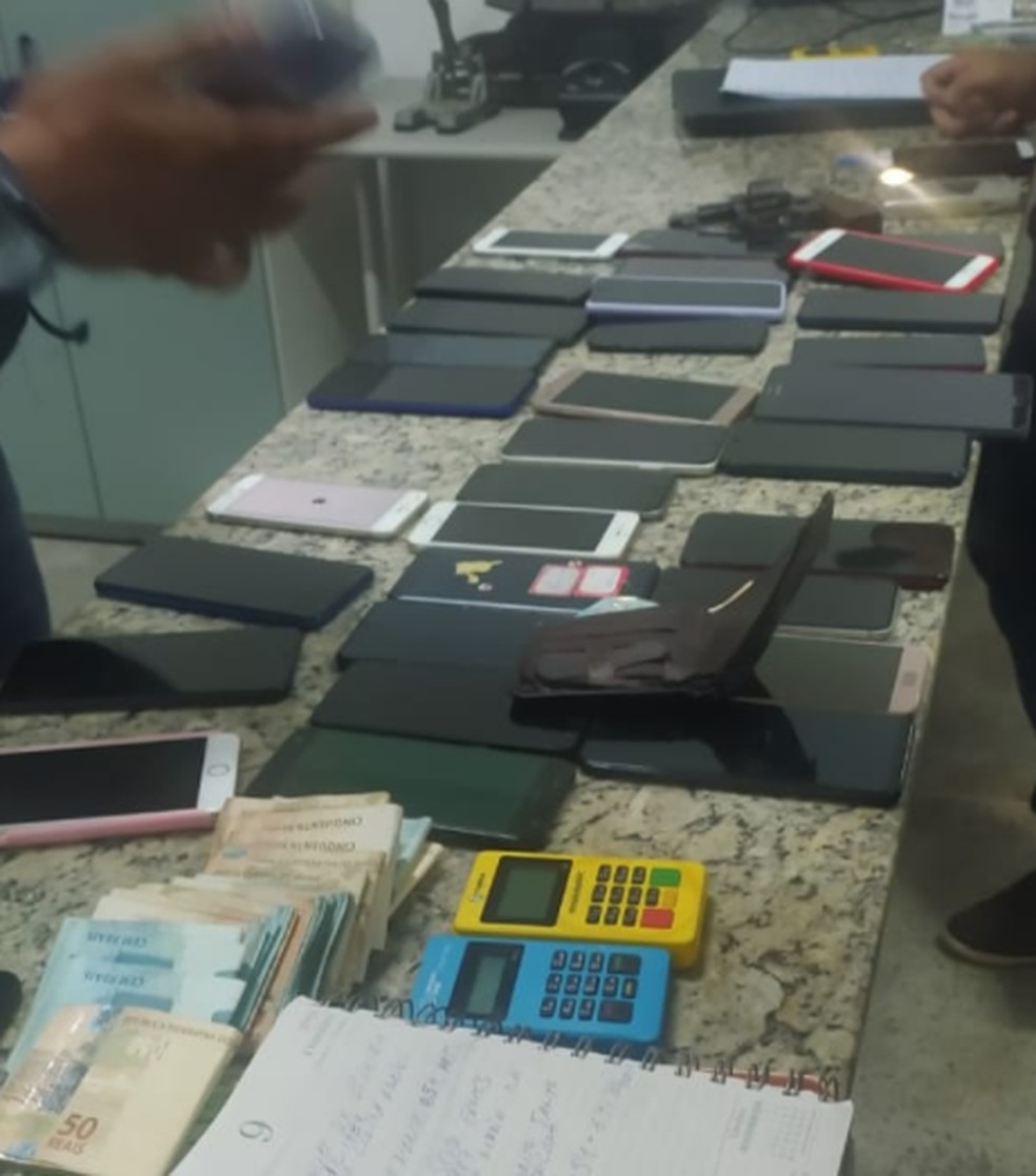 Aparelhos celulares, dinheiro e cartões foram levados ao 10º Distrito Policial, no Bairro Antônio Bezerra. — Foto: Polícia Militar