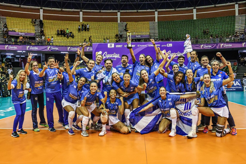 Minas comemora a conquista do terceiro título seguido na Superliga de vôlei feminino — Foto: Wander Roberto/Inovafoto/CBV