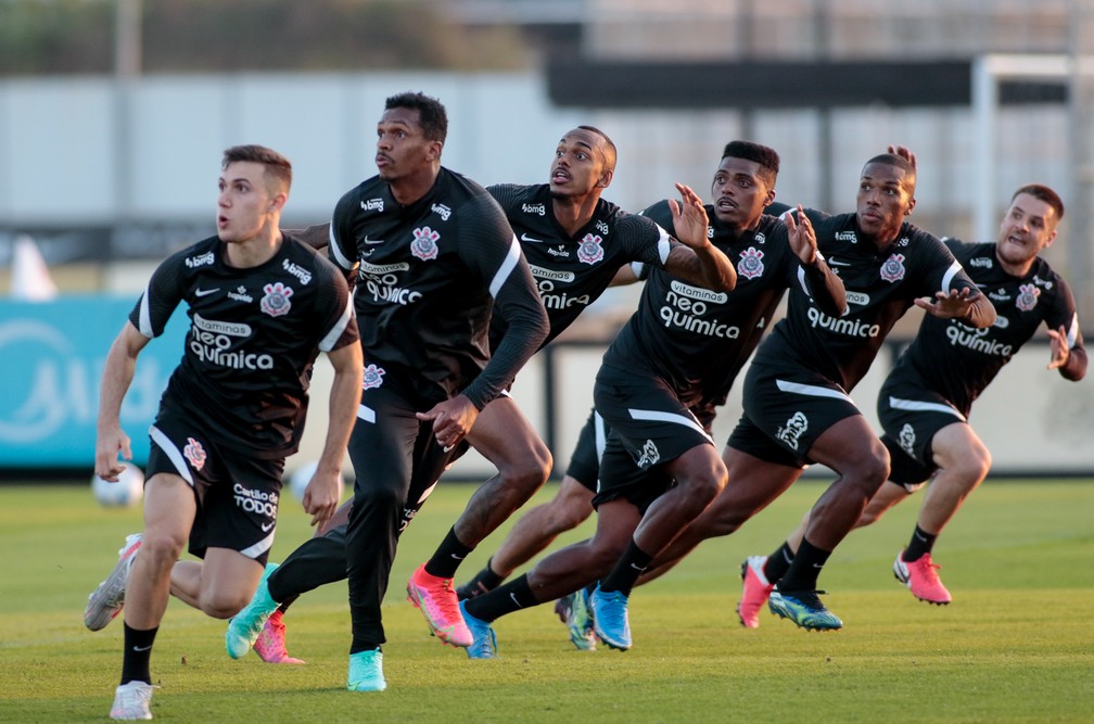 Jogadores do Corinthians em treino de bolas paradas — Foto: Rodrigo Coca/Ag. Corinthians