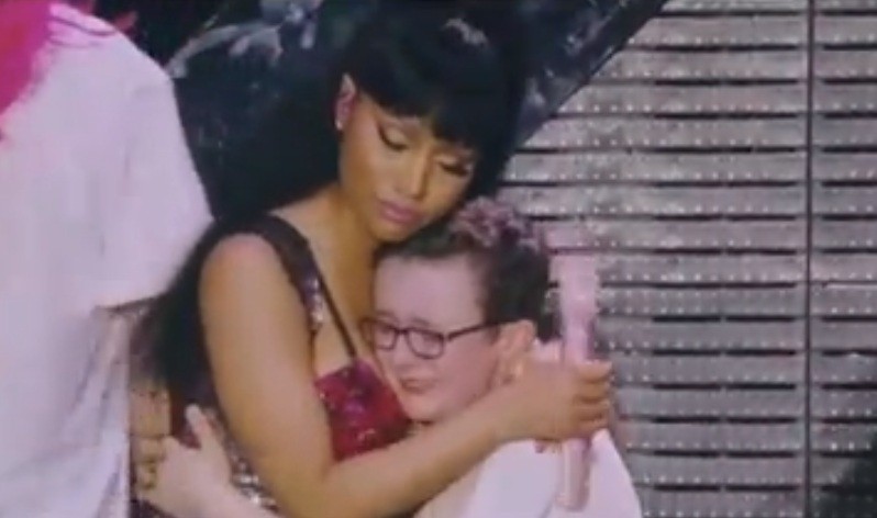 Nicki Minaj abraça fã (Foto: Reprodução)