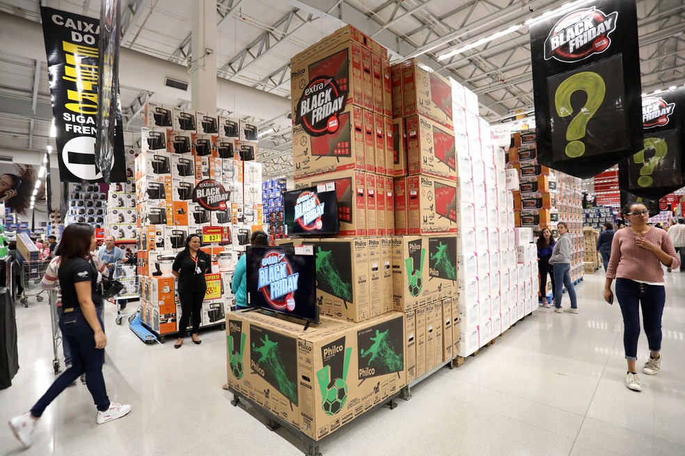 Consumidores procuram ofertas da Black Friday já na noite de quinta-feira (Foto: Celso Tavares/G1)