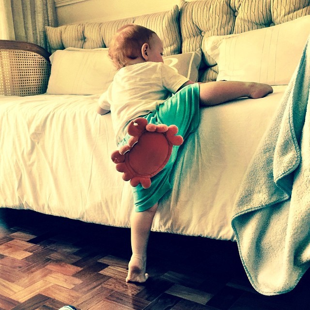 Bento, filho da modelo, faz alongamento (Foto: Reprodução - Instagram)