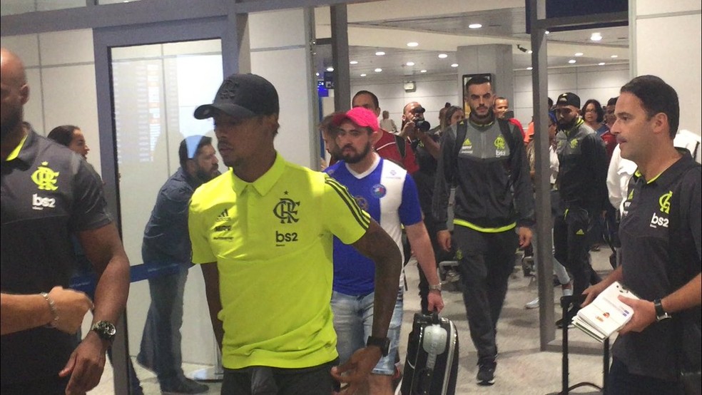 Com o artilheiro Bruno Henrique e com Rhodolfo, substituto de Rodrigo Caio, Flamengo desembarcou em Porto Alegre � Foto: Thiago Lima