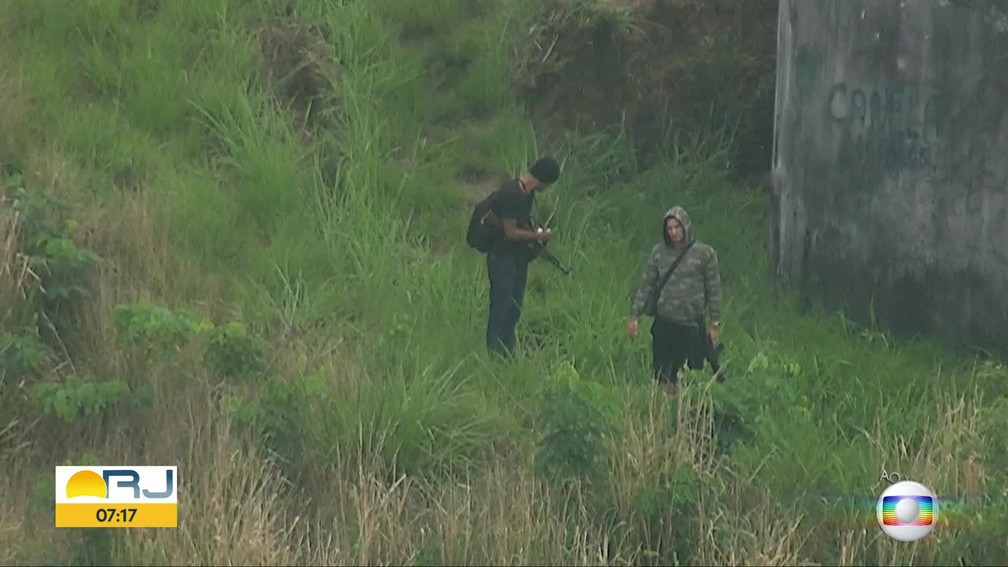 Globocop flagrou homens armados com fuzil no alto do Morro do Juramento — Foto: Reprodução / Globocop