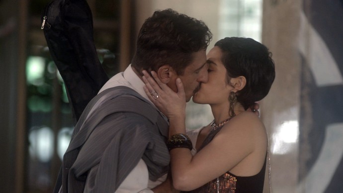 Misael e Flavia se beijam pela primeira vez (Foto: TV Globo)