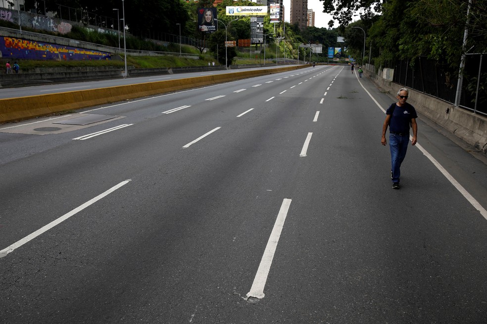 Pedestre caminha por rua vazia em Caracas, na Venezuela (Foto:  REUTERS/Carlos Garcia Rawlins)