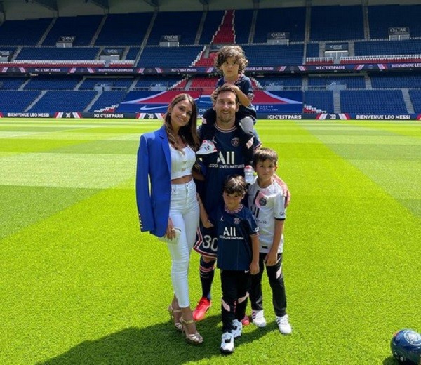 O jogador de futebol argentino Lionel Messi com a esposa e os filhos após ser apresentado como atleta do PSG (Foto: Instagram)