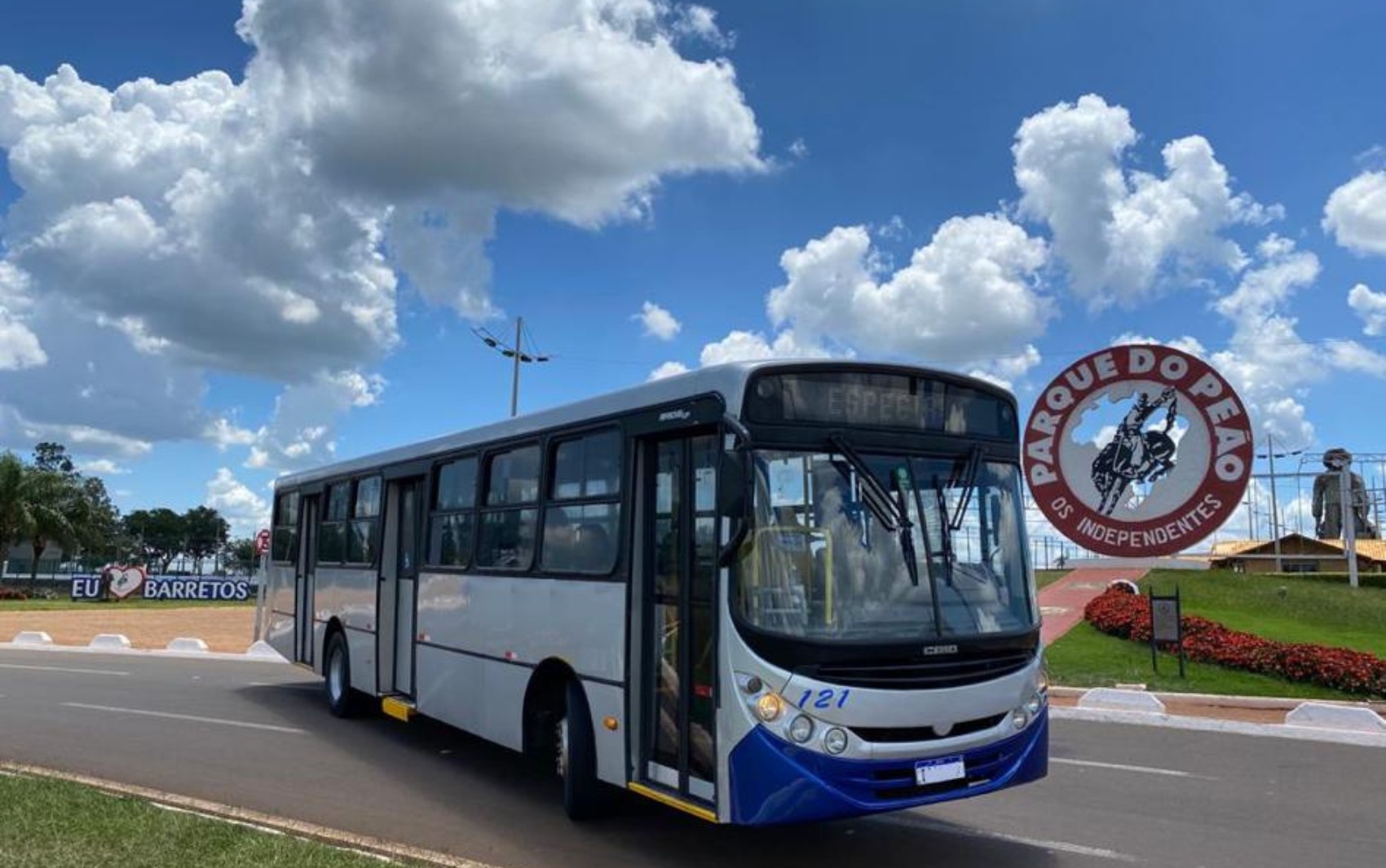 Transporte coletivo tem linhas especiais para o Parque do Peão durante a festa em Barretos, SP