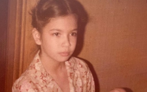 Luciana Gimenez aparece em foto antiga, aos 12 anos, com o irmão no colo 
