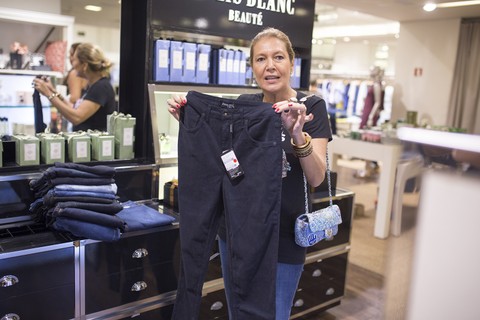 Donata Meirelles mostra a calça "Paula", da Le Lis Blanc   