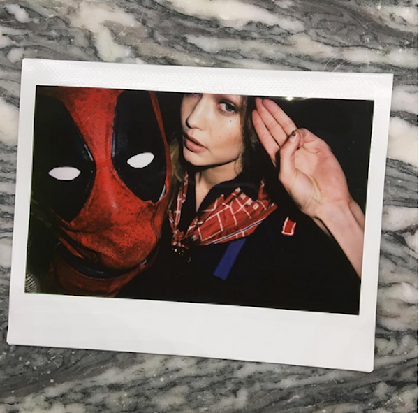 Taylor Swift com a máscara do herói Deadpool (Foto: Instagram)