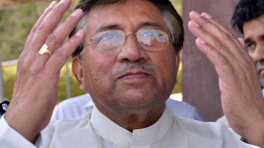 Milhares assistem a funeral de ex-presidente paquistanês Musharraf em Karachi