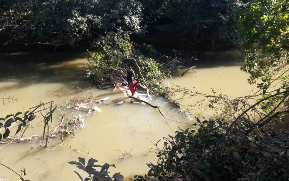 Caminh&Atilde;&pound;o fica quase submerso em rio de Luzi&Atilde;&cent;nia (Foto: Corpo de Bombeiros/ Divulga&Atilde;&sect;&Atilde;&pound;o)
