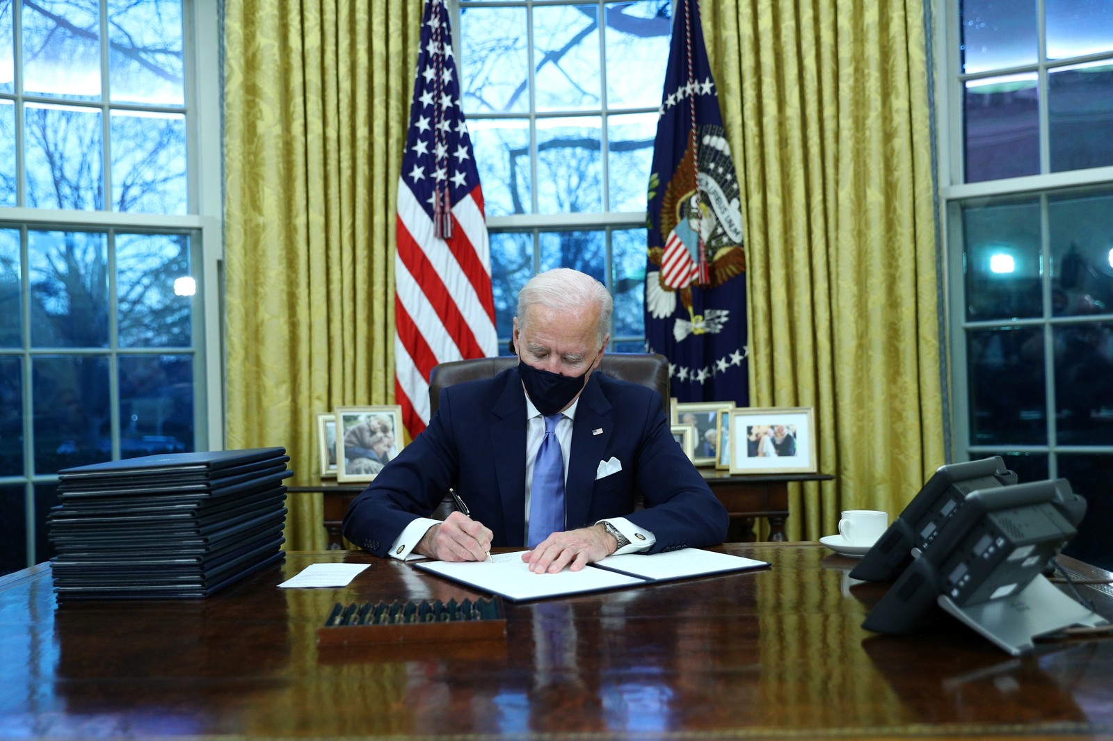 Joe Biden, assina ordens executivas no Salão Oval da Casa Branca em Washington, após sua posse como 46º Presidente dos Estados UnidosREUTERS