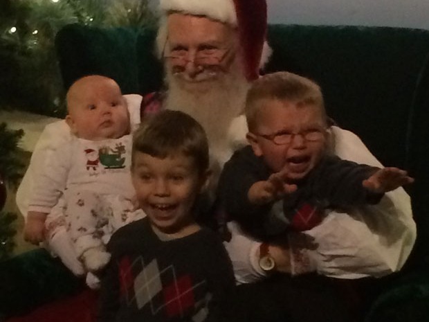 Foto bizarra de crianças posando ao lado do Papai Noel faz sucesso na internet (Foto: Reprodução/Imgur/kielby)