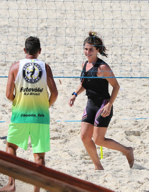 Giovanna Antonelli faz treino funcional em praia carioca (Foto: Delson Silva/AgNews)