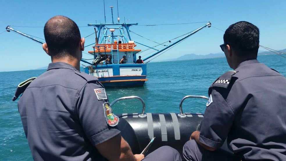 Polícia apreendeu cinco embarcações durante operação no Vale do Ribeira (Foto: Divulgação/Polícia Militar Ambiental )