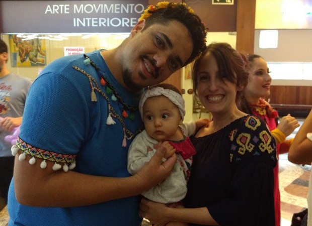 Luana Martau com a filha, Nina, e o ator Xico Abreu (Foto: Divulgação)