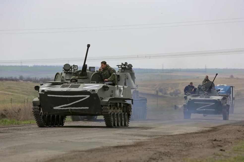 Tanques russos avançam sobre área próxima a Mariupol, foco da nova fase da guerra ucraniana, junto com a região do Donbass, no leste da Ucrânia — Foto: Alexei Alexandrov/ AP