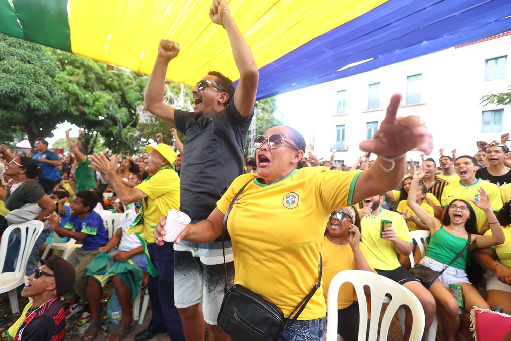 Torcida acompanha partida do Brasil contra Coreia do Sul no Centro Histórico de São Luís — Foto: Matheus Soares/Grupo Mirante