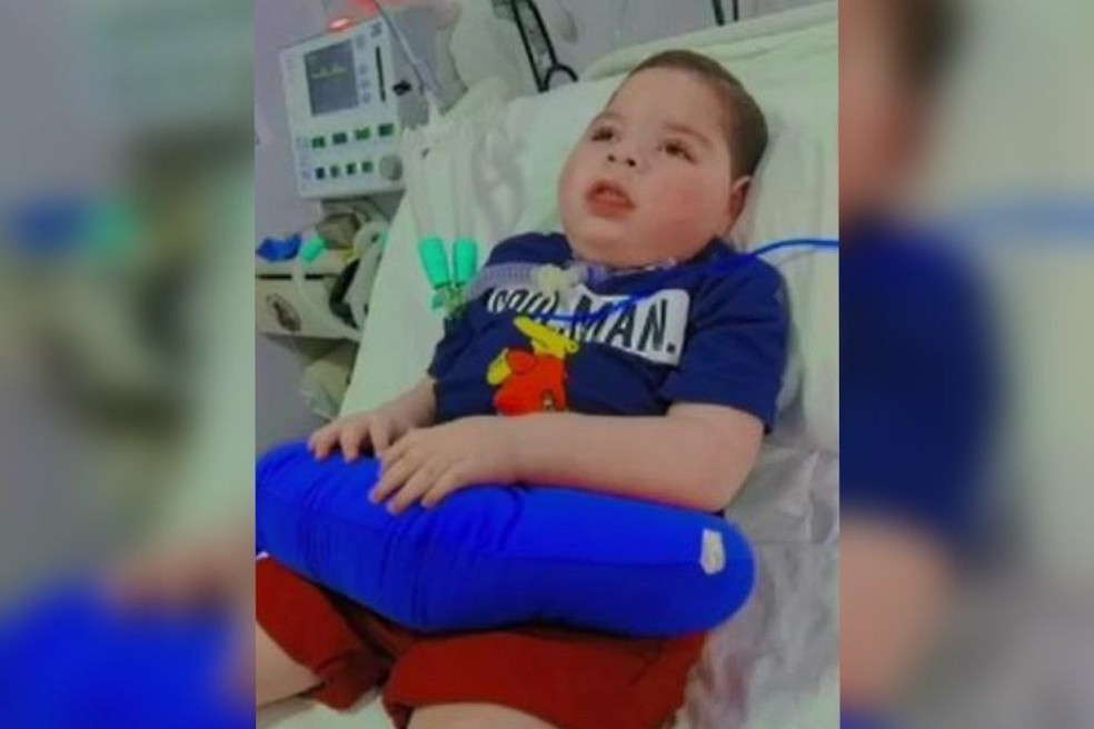 Carlos Ícaro, de 3 anos, precisa de um respirador para conseguir voltar para casa. — Foto: Arquivo pessoal