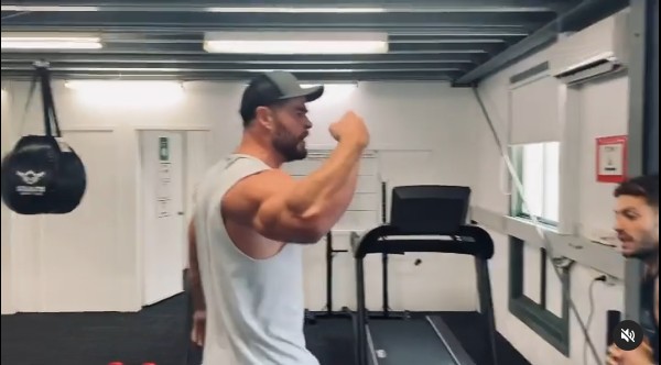 O ator Chris Hemsworth durante seus treinos preparativos para Thor: Amor e Trovões (Foto: Instagram)