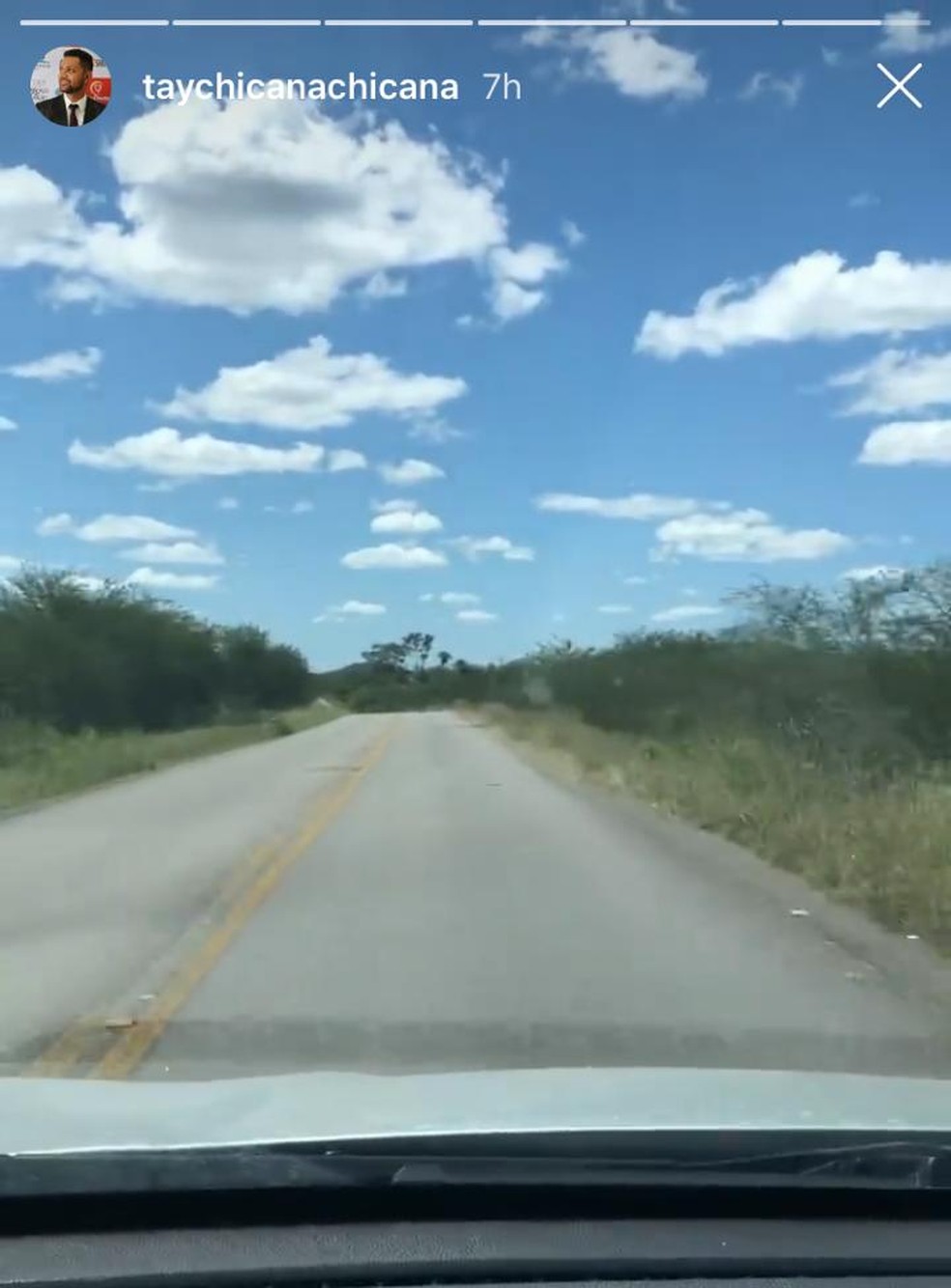 Cantor Tay também compartilhou com seguidores um vídeo da viagem na estrada, e desejou bom fim de semana aos fãs — Foto: Reprodução/ Redes Sociais