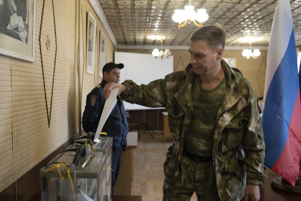 Militar vota em referendo em Luhansk, região controlada por separatistas apoiados pela Rússia no leste da Ucrânia — Foto: AP