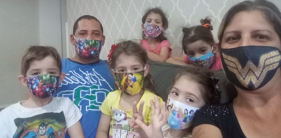 Quíntuplos aprenderam na escola e em casa a importância de usar máscara de proteção — Foto: Arquivo Pessoal