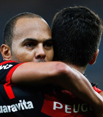 Alecsandro gol Flamengo x Coritiba (Foto: Guito Moreto / O Globo)