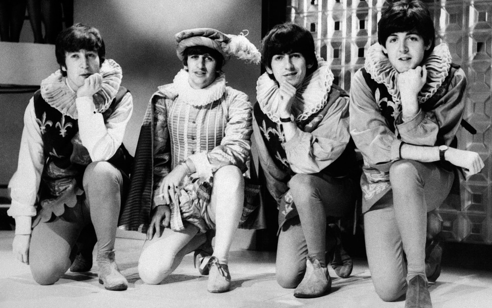 Os Beatles posam durante ensaio da peça 'Sonho de uma noite de verão', de William Shakespeare, em abril de 1964, em Londres — Foto: AFP