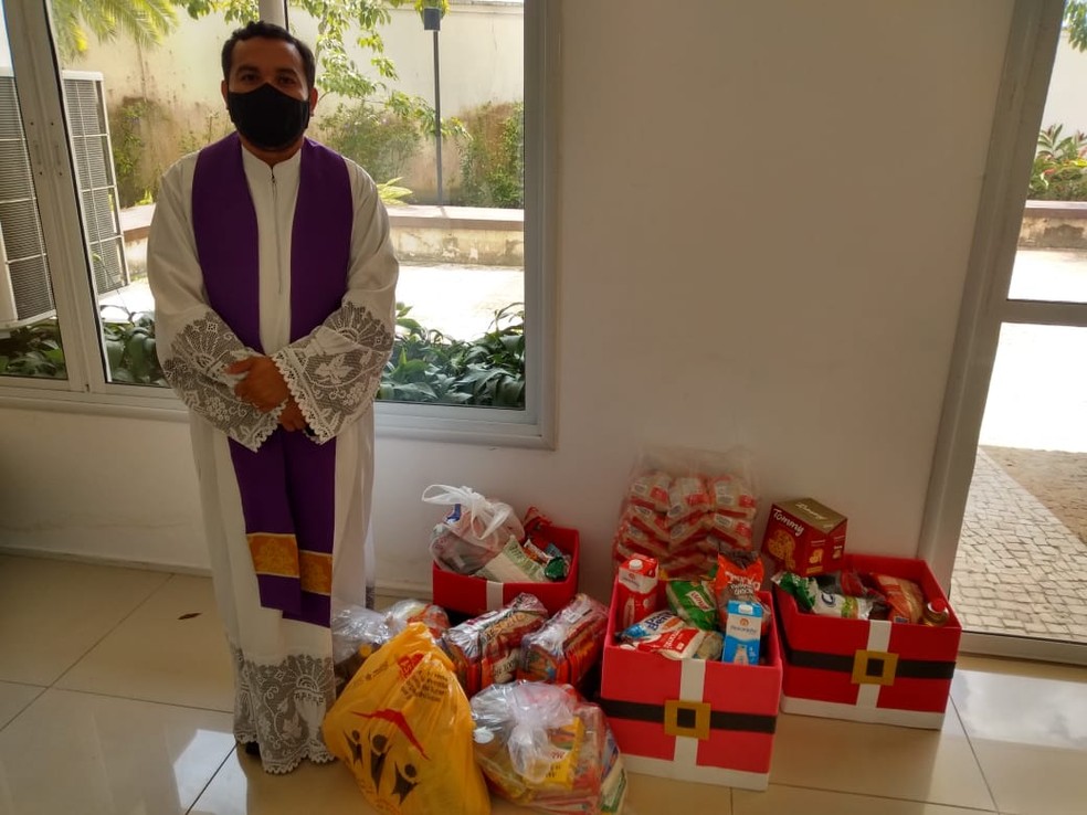 Moradores arrecadaram alimentos para famílias carentes.  — Foto: Divulgação/ Condomínio Jardim de Provence