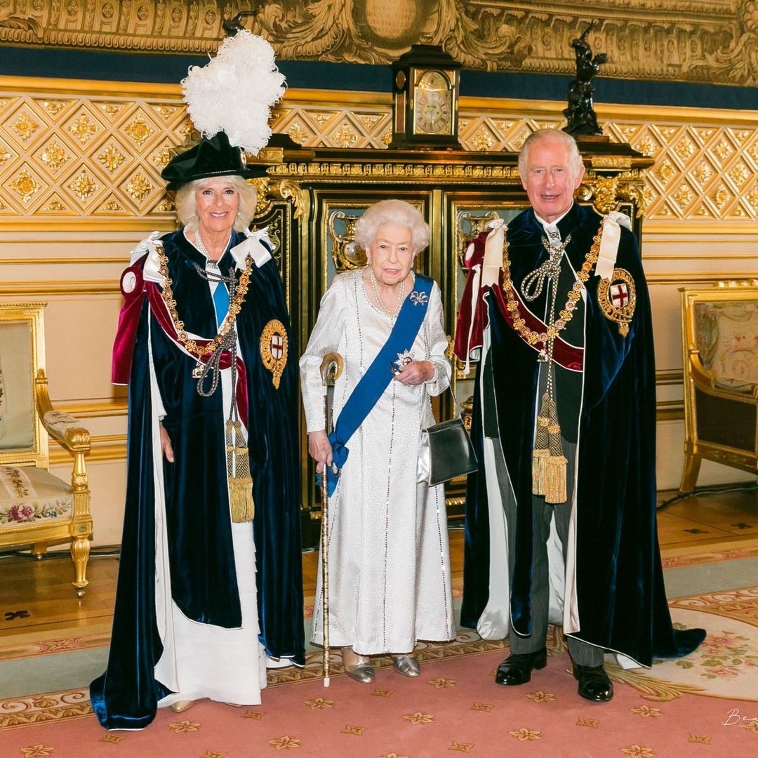 Após se tornar a 2ª monarca mais antiga da história, rainha Elizabeth II faz aparição ao lado de Charles e Camilla (Foto: Reprodução/ Instagram/ @theroyalfamily)