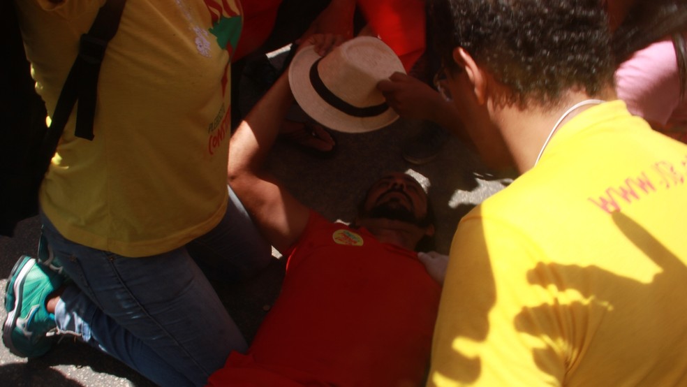 Manifestante foi atingido no pescoço por bala de borracha em João Pessoa (Foto: André Resende/G1)