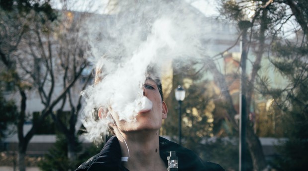 Os cigarros eletrônicos são popularmente chamados por nomes como vape e pod (Foto: Pexels)