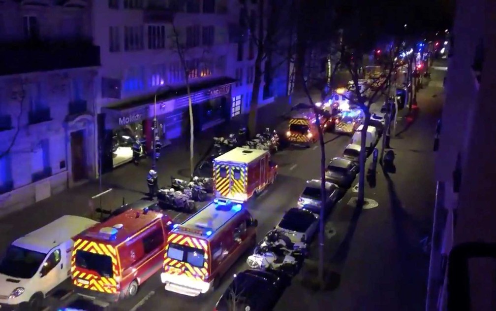 VeÃ­culos de emergÃªncia ocupam rua onde um prÃ©dio residencial pegou fogo em Paris, na FranÃ§a â€” Foto: Pierre-Alexandre Vezinet / via Reuters