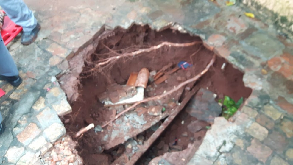 Buraco tinha cerca de dois metros de profundidade (Foto: Corpo de Bombeiros/Divulgação)
