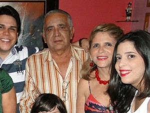 Jimmy, Roberval, Maria Gracilene e Gabriela aparecem juntos em foto em festa de Revéillon (Foto: Reprodução/TV Amazonas)